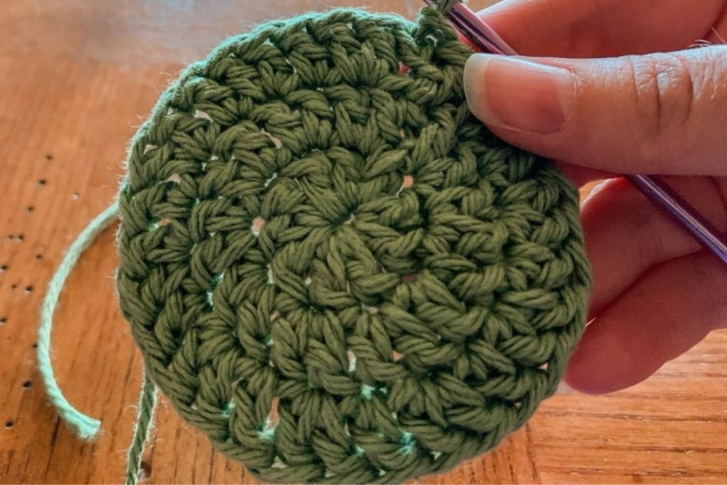 How to crochet a flat circle in any crochet stitch or pattern - Dora Does