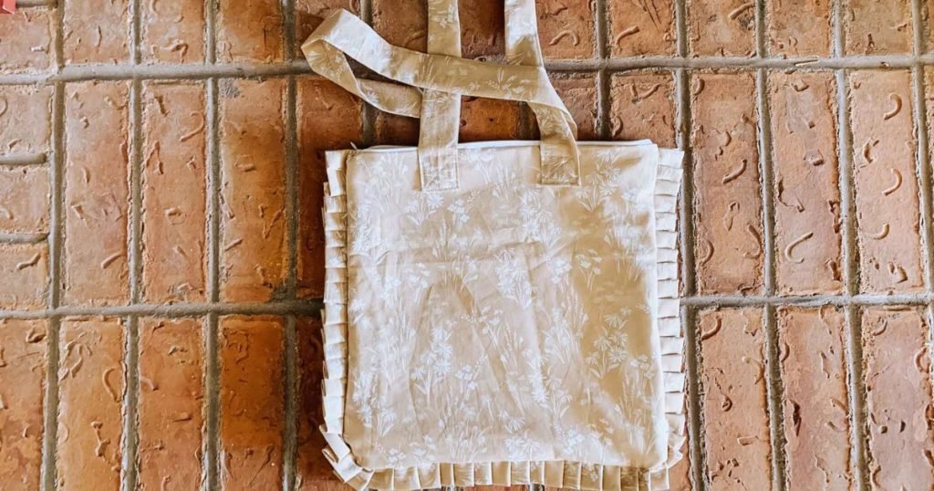 Ruffled Zipper Tote Tutorial